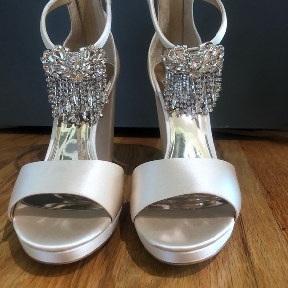 Badgley Mischka Women's Fascinate Heeled Sandal - Picture 8 of 12